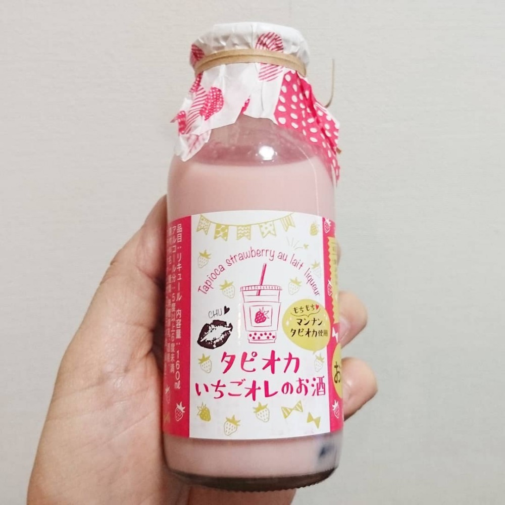 這款「珍珠草莓奶酒」也是超適合拿上手打卡,超粉嫩的瓶身就足夠好看了