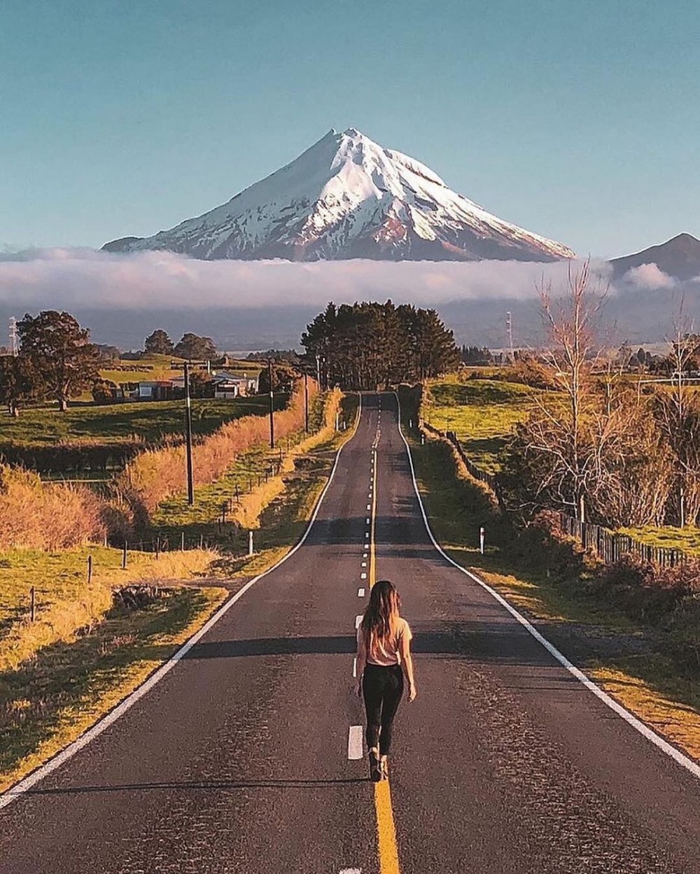 在通往這座山的車路,也成為了一個必到的打卡景點