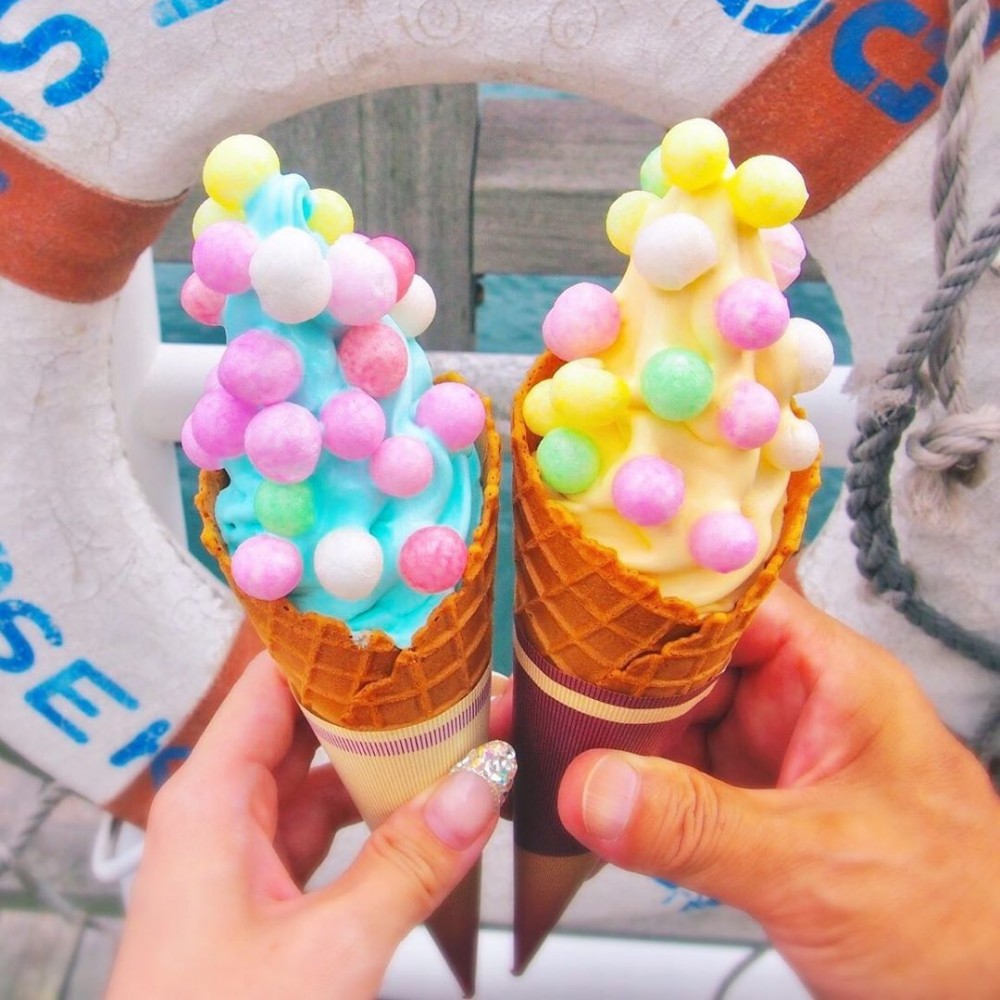 一個象徵著幸福的「花嫁菓子雪糕」,把色彩繽紛的彩色波波加上道地的和三盆雪糕上,特別又美味