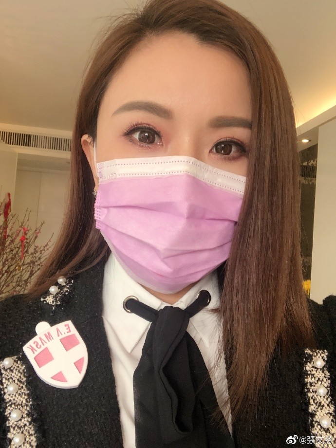 因口罩全城缺貸,一罩難求!TVB藝人張文慈也難以找到貨源,便只好找來印傭姐姐出外一起幫忙尋找口罩