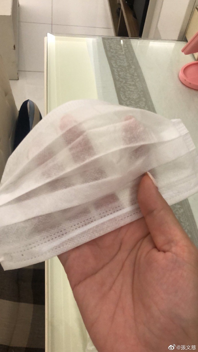 到了印傭姐姐拿回家後,當張文慈打開一看感到很錯愕,因為每個口罩都透薄到如紙一樣,甚至比紙還要差劣