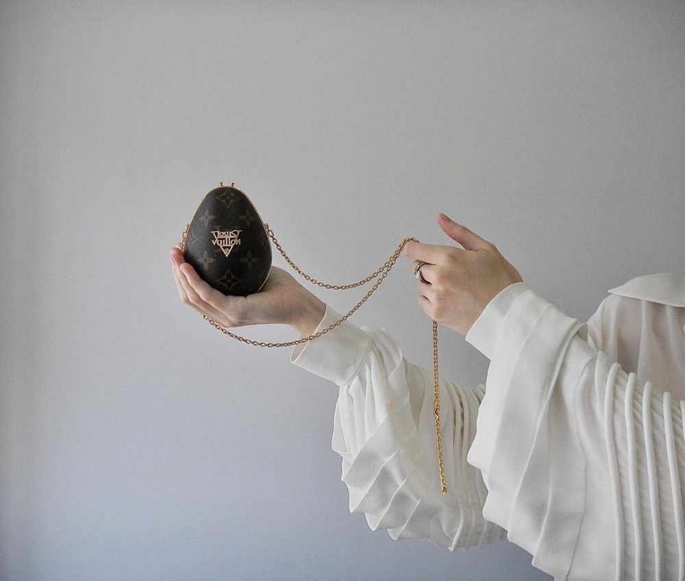 這款「LV恐龍蛋迷你鍊包」售價$2520美元（HK$19575），大家下次去國外一定要搶購回來！