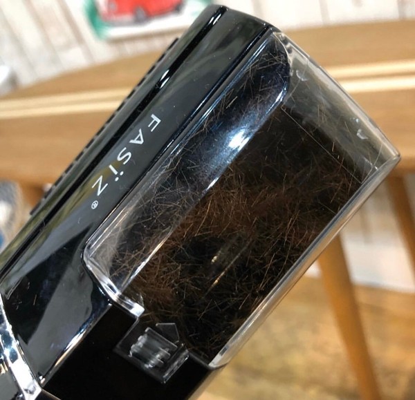 只要定期清理修剪離子梳裡面的頭髮屑屑就行了!