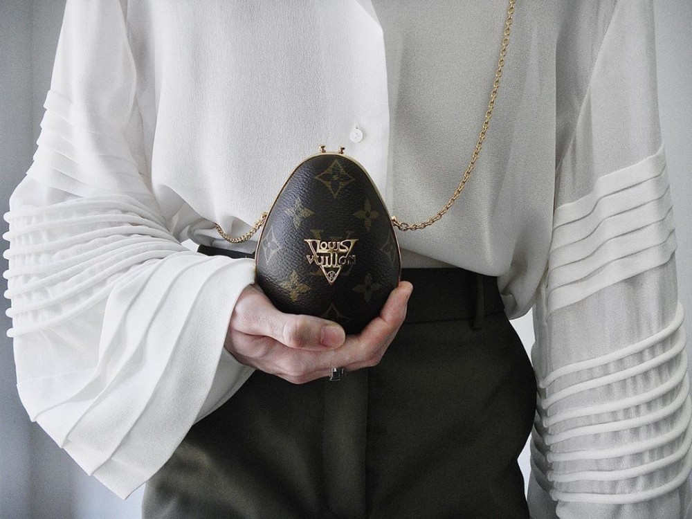 其實於 2019 年春夏季時登場的LV恐龍蛋包就引起外界關注，這次再推LV恐龍蛋AirPods套惹來不少女生衝到國外搶購回來！