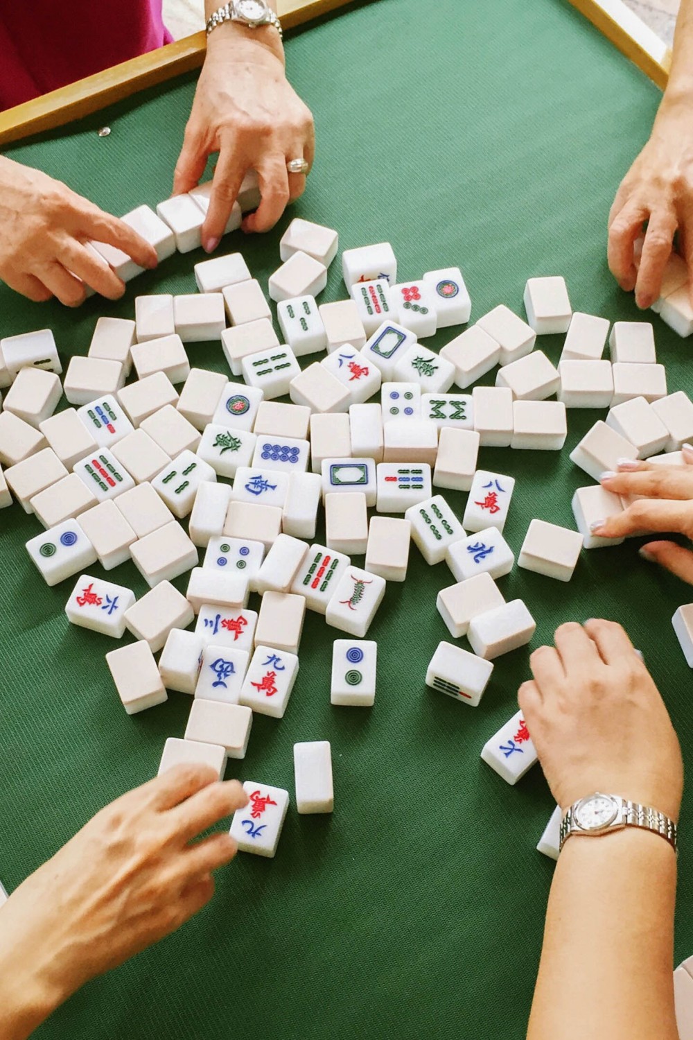 吵吵鬧鬧打麻將、又或是帶著小朋友上來把家裡亂翻亂動