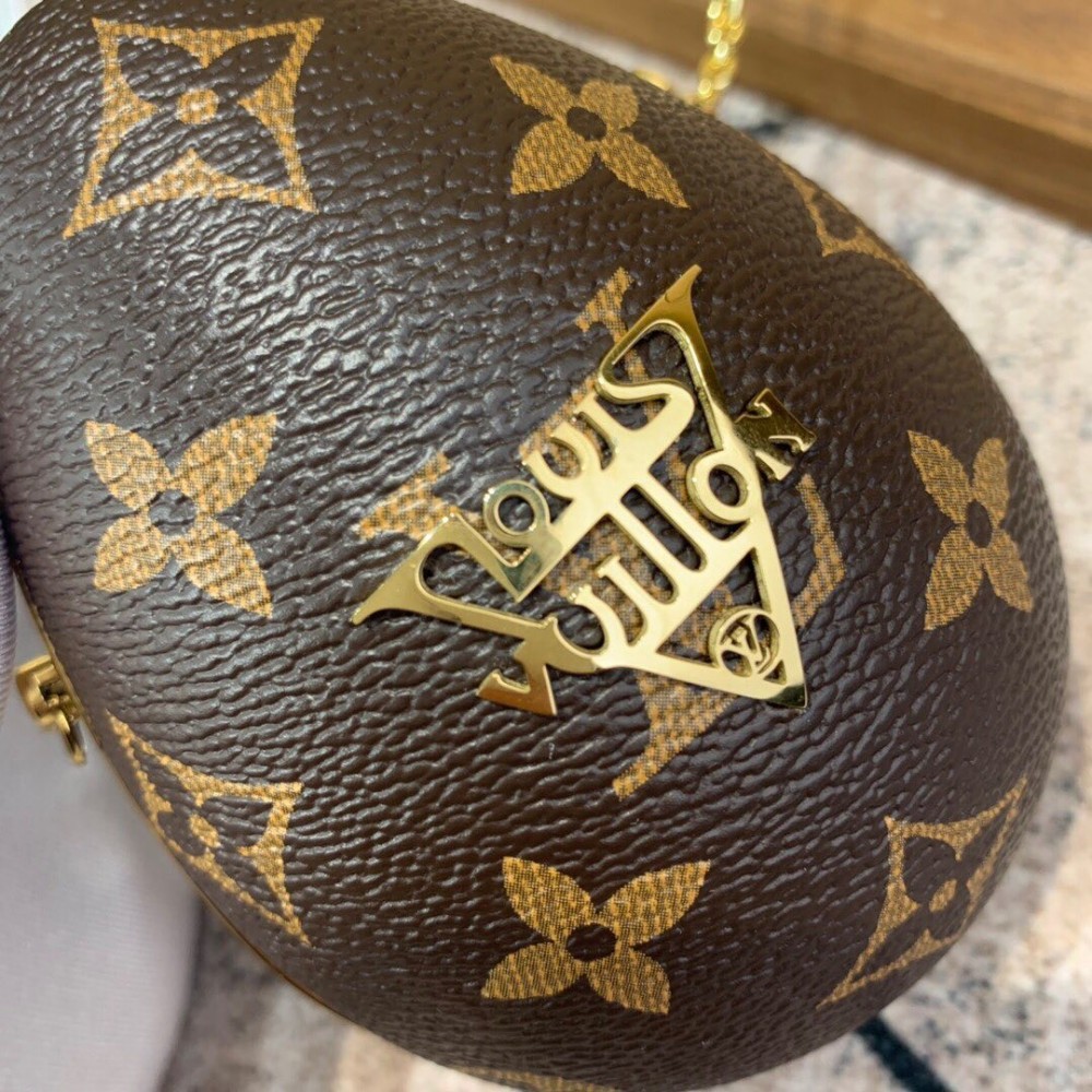 這次「LV恐龍蛋迷你鍊包」造型已經超吸睛，加入了復刻版Monogram圖案設計，正面還加入了Louis Vuitton品牌LOGO，