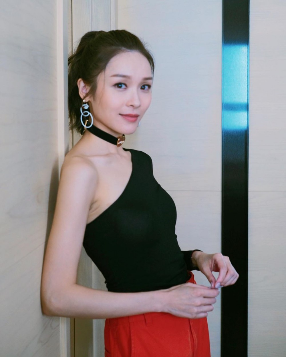 很多人家中沒有口罩都不敢出門,TVB藝人李佳芯(Ali)也同樣面臨缺口罩的情況,昨日(30/1)於個人社交平台Instagram為近日全城搶口罩的事件感概發文
