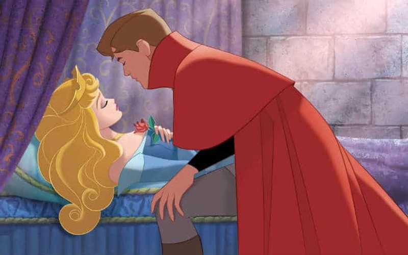 其中《睡公主》(Sleeping Beauty)奧蘿拉公主在最終被菲利普王子深情以「真愛之吻」得以甦醒的一幕,更是經典的故事橋段