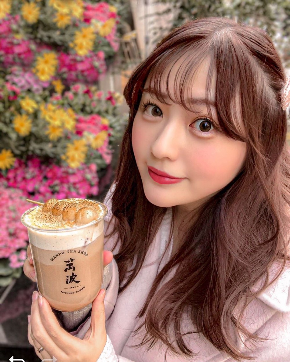 走在潮流之地渋谷,不難發現日本女生手上都拿著一杯萬波,在日本人氣高到甚至被電視報導!