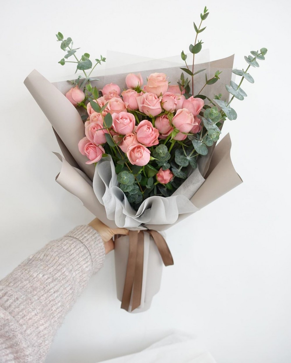 簡單地以白色花紙、牛皮花紙等簡約地包裝一下已經好美！