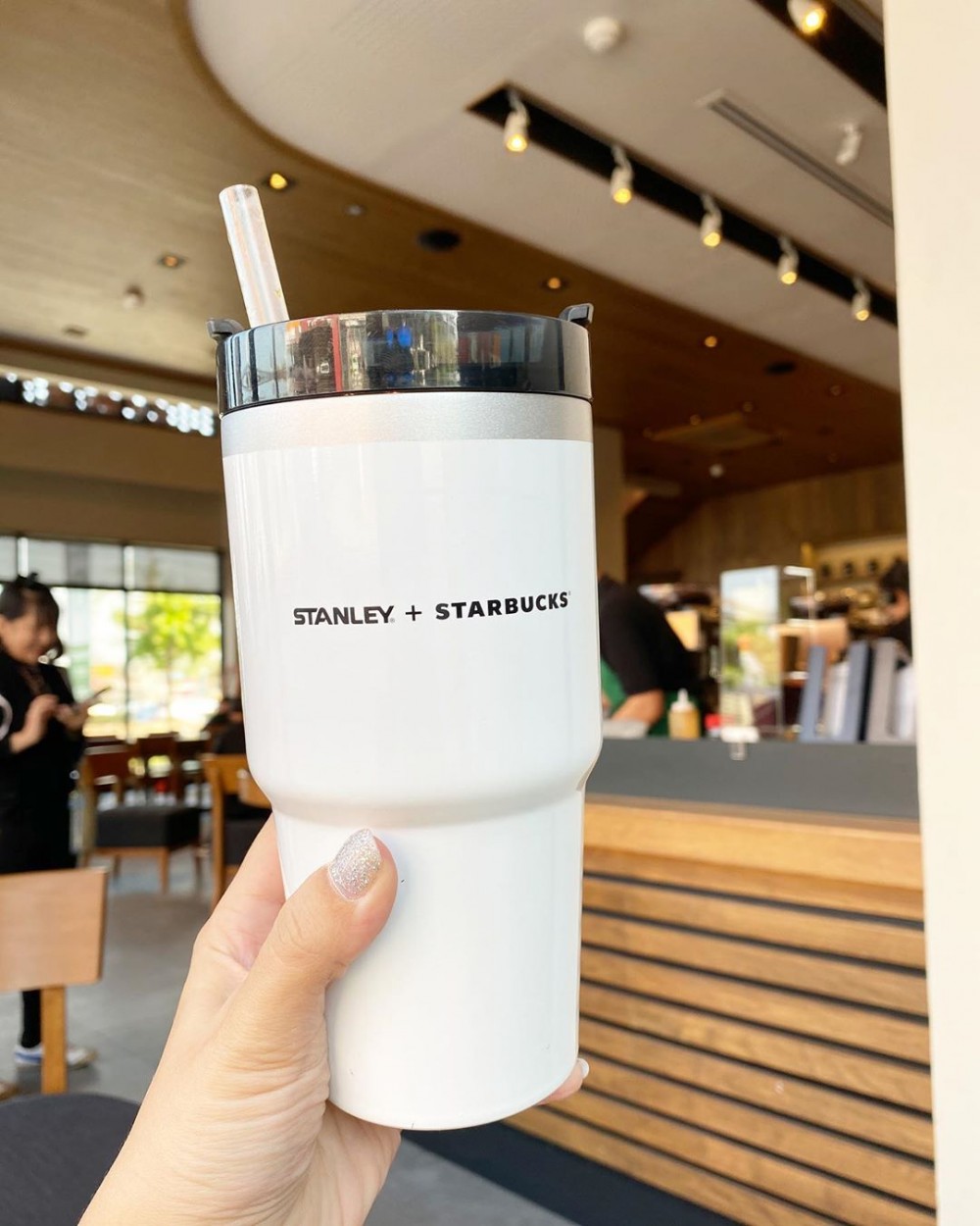 這次台灣 Starbucks 跟真空保溫瓶權威 Stanley 一同聯名，推出以一系列奶油白配上溫柔灰的新品，是不是讓你超心動～