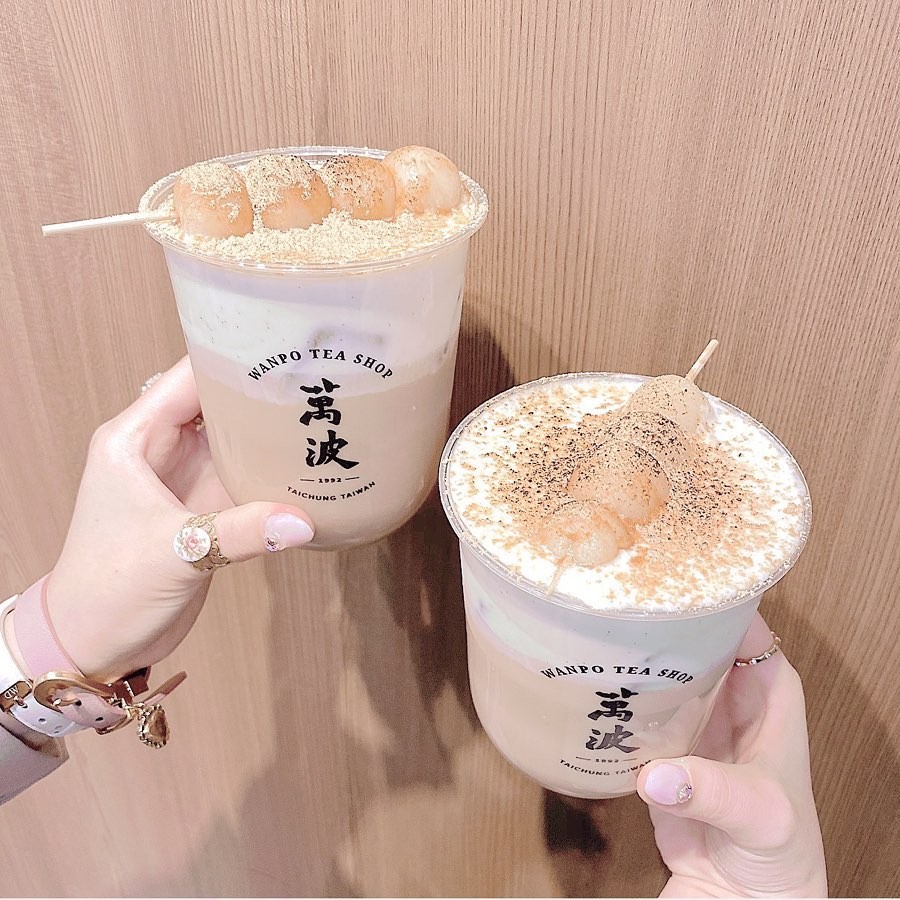 台灣的手搖飲品店越來越多,而從台中眷村起家的的「萬波」在開業短短兩年就迅速成為大受歡迎的人氣飲品店,