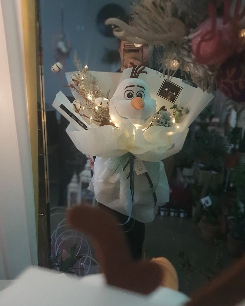 在花束裡加入超小燈炮,放在家中也是一個美美的裝飾品呢~
