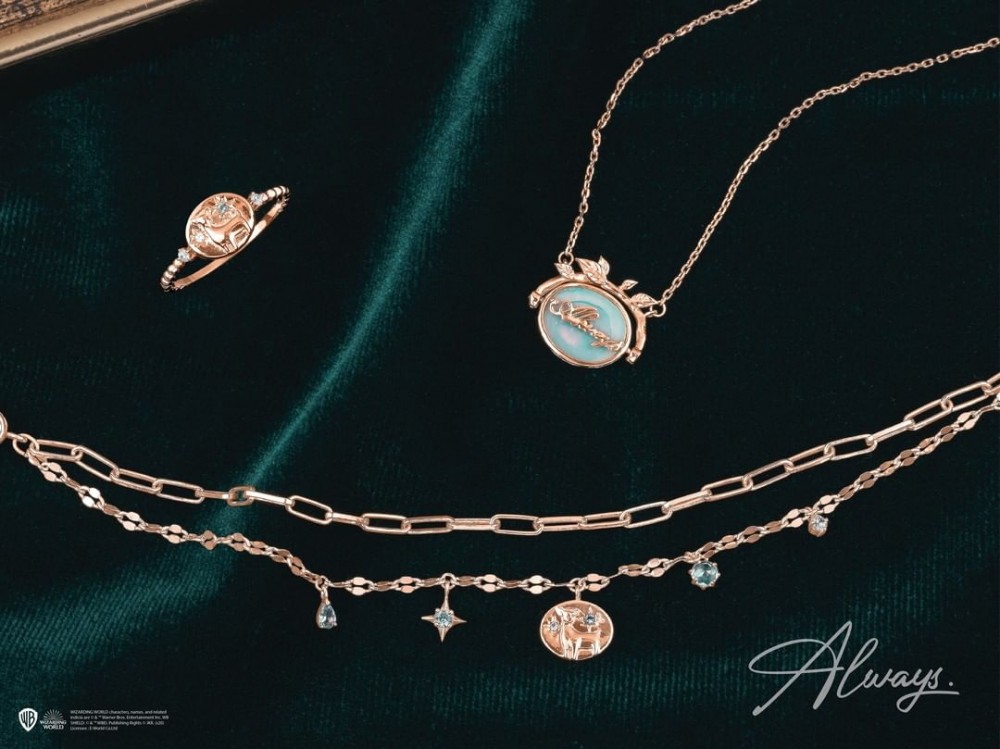 OST當天以「Thank you,Professor Snape」為主題推出了一系列紀念飾品,這系列聯名飾品每一款都美瘋了!