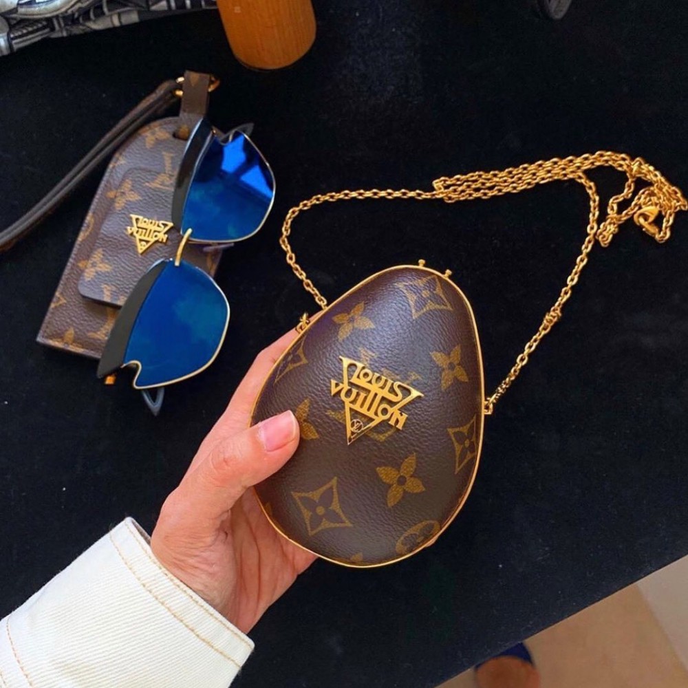 不過其實這個「LV恐龍蛋迷你鍊包」並不是為AirPods而設計出來的，只是它小小一個的外形，把AirPods裝下去時就剛剛好