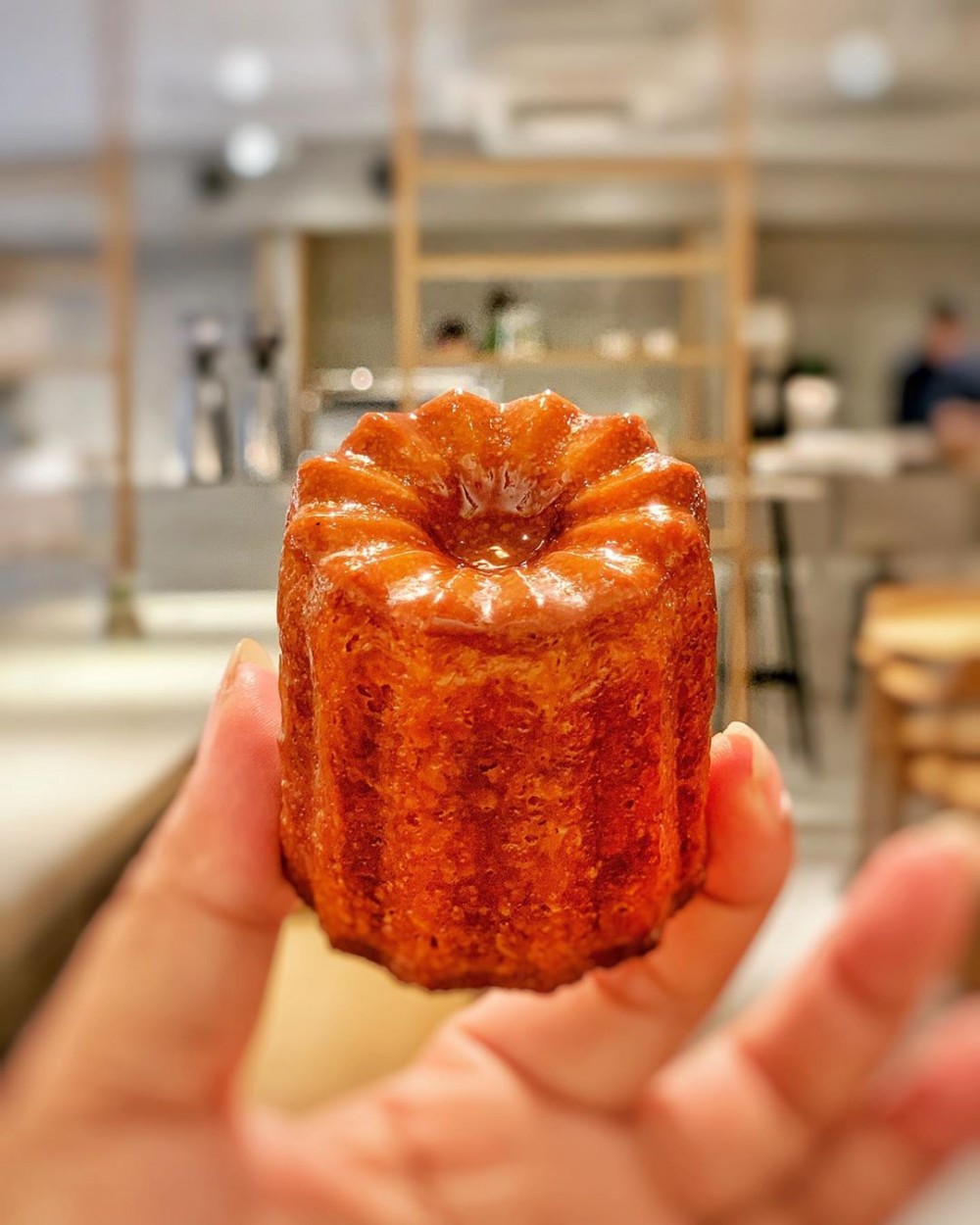 另外Here還有一個獨家甜點可麗露Canelé,差不多每一位客人都會必點的人氣甜點,可麗露的甜度很剛好,再加上外脆內軟的口感