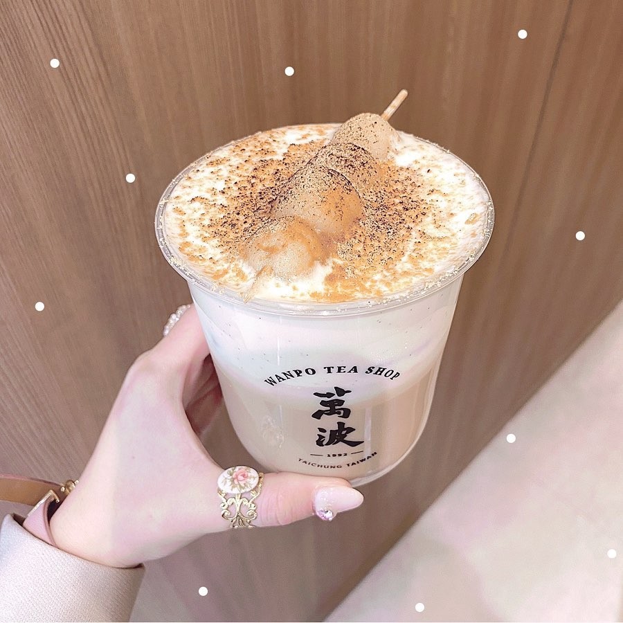 在奶蓋豆乳紅茶上加了日本糰子,糰子搭配著萬波的黑糖醬,烤過後呈現微焦糖化的樣子,最後再打撒上黃豆粉