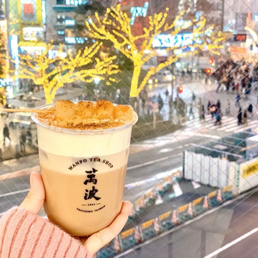 從台中發跡的「萬波島嶼紅茶」成功在台灣的手搖飲品界中爆紅,更紅到去日本,「萬波」被日本人稱為是「台灣來的藍瓶」