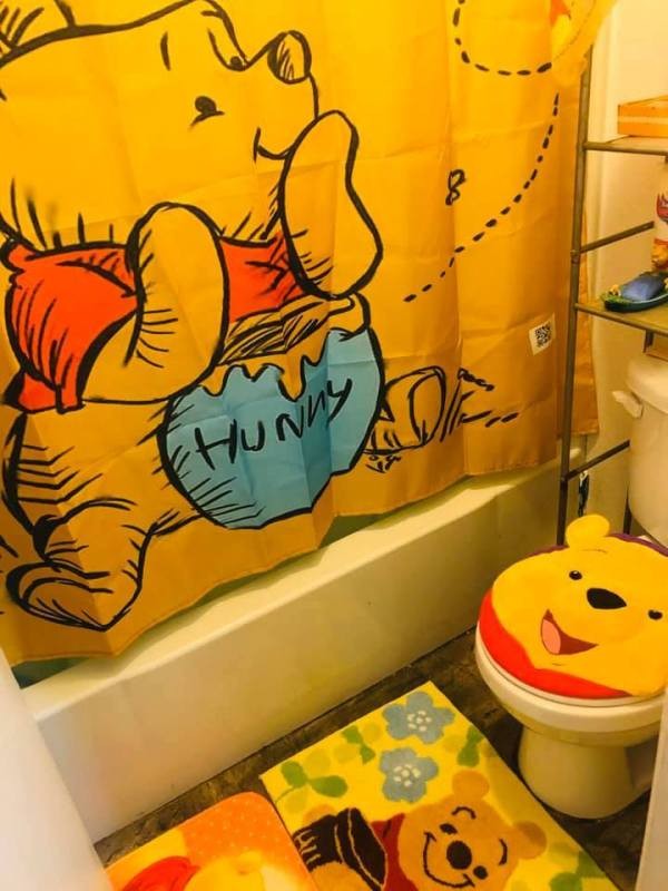 細看之下,原來廁所板旁邊的垃圾桶都是小熊維尼來的