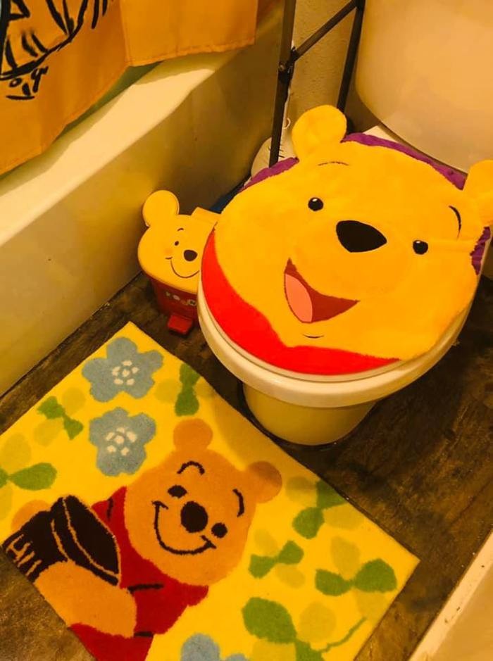 不過有了這個小熊維尼的廁所板套,把整個pooh pooh大頭都貼上去,也太療癒了吧!