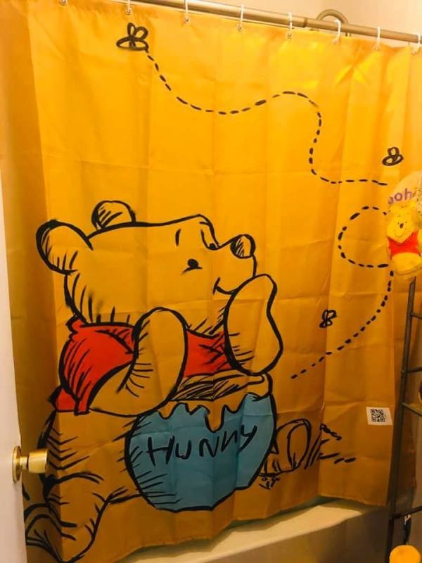 浴簾上有超大的pooh pooh在,整間浴室就如被它擺佔了!