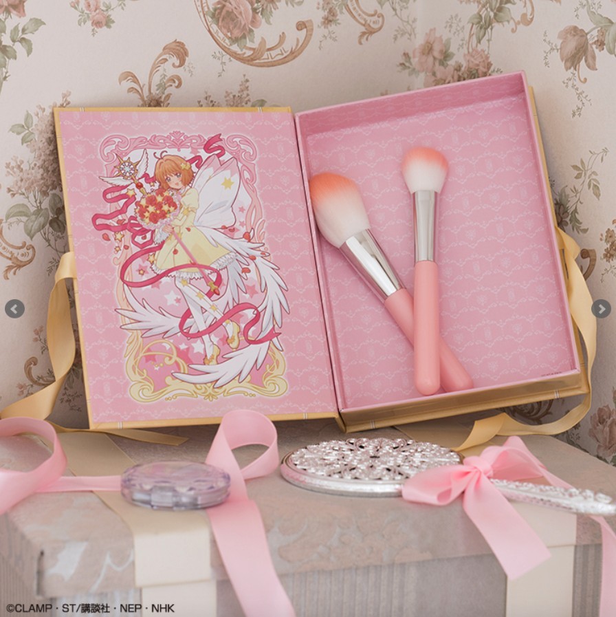C賞是《百變小櫻clear card》魔法書造型的收納盒,用來放化妝掃或飾品都很適合