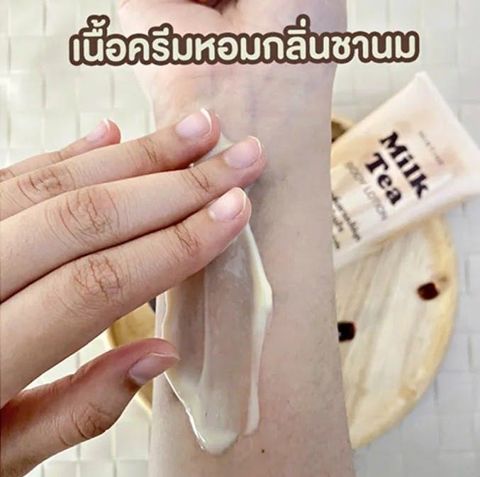 這款潤膚乳呈乳霜狀,好容易就推開,顏色都係奶茶色。