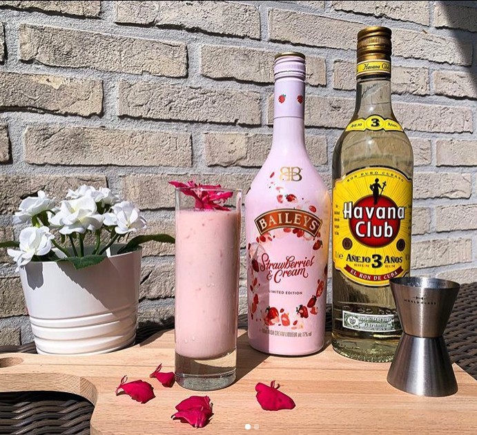 Baileys Strawberries & Cream的甜酒奶油混合威士忌