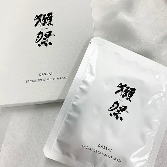 「獺祭」跟日本美容專家山本美奈子合作,推出的這款「酒粕面膜」