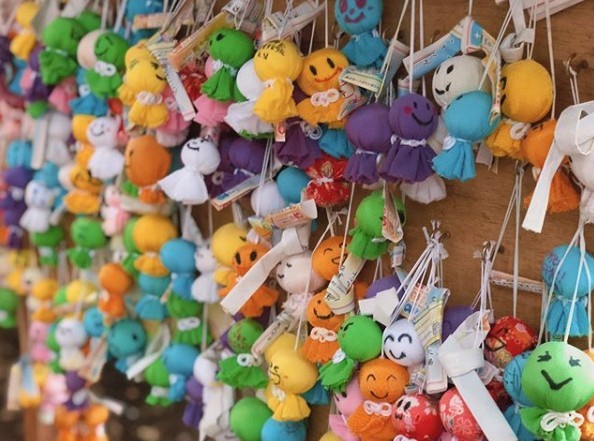 神社推出8種顏色代表著這8種氣象的晴天娃娃籤，可以帶回家留念，也可以綁在神社內的指定場所奉納。