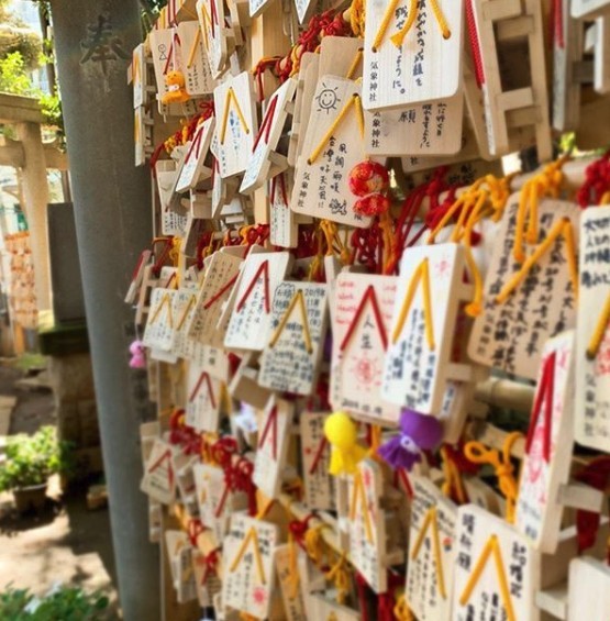 所以神社的繪馬跟平日見到的繪馬很不一樣，用了古代占卜來預測天氣的木屐作設計，有紅色、黃色兩種綁帶款，相當可愛！