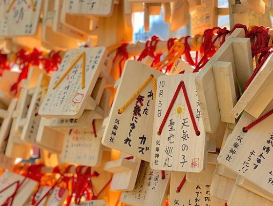 因為在科學未發達的古代，民間會以木屐占卜來預測天氣