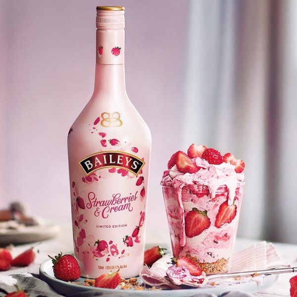 baileys-strawberry-cream- 草莓的酸甜味道配上愛爾蘭奶酒,加上淡淡的草莓甜香和粉嫩色澤