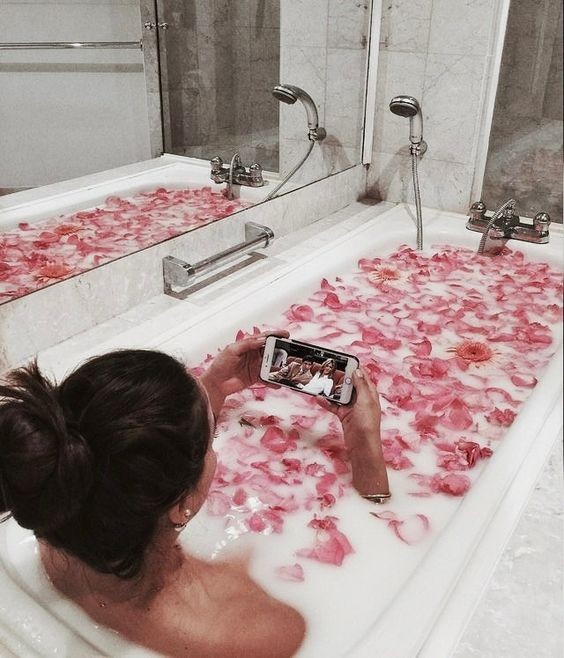 而這個花灑頭喇叭是透過磁吸式的設計裝設在Kohler的花灑頭內,所以相當方便之餘又完全不佔空間。