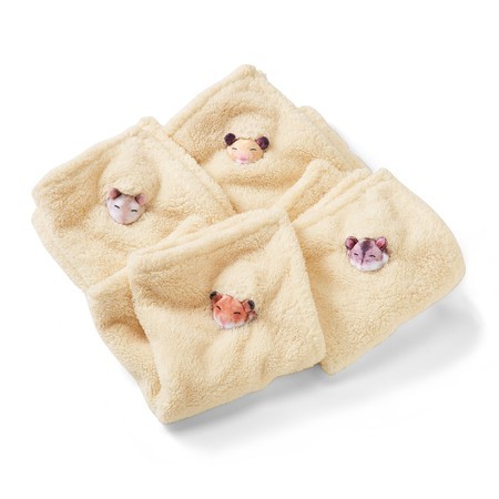 倉鼠毛巾一共有四款,顏色都是米黃木槺色,而躲著睡覺的倉鼠就是不同的種類