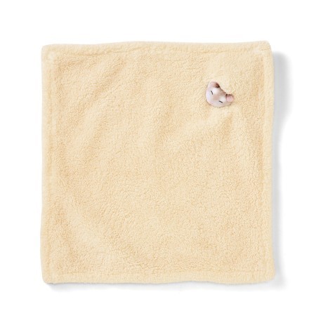 這個倉鼠毛巾是一條米黃色的方形毛巾,米黃色的取色是想仿飼養倉鼠必備的木槺,而摸起來膨鬆柔軟,而且長毛質料吸水性極佳。