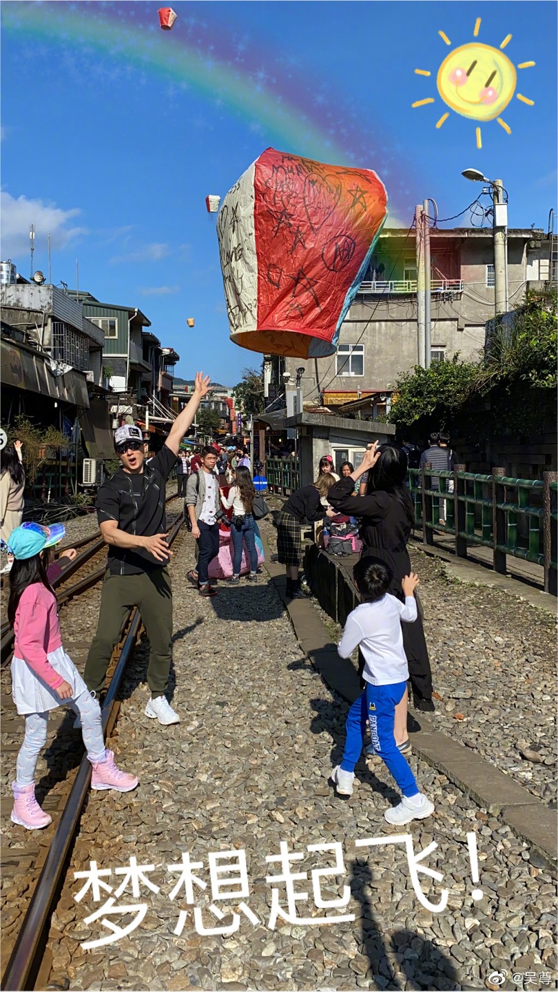 而弟弟Max也少了以前呆萌呆萌的一面,更暴風長高成長腿男孩,身高已經到媽媽的腰間位置。