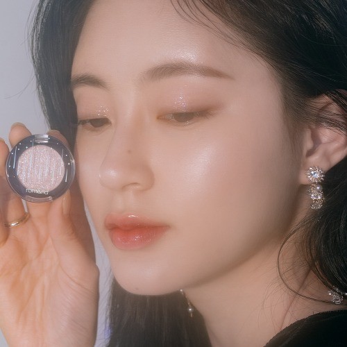 冬季推出的「宇宙星辰」系列眼影盤、眼影蜜也是美出新高度