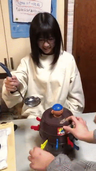 佐倉ちひろ的的反應也引網民們忍不住笑出來了!更有網民指不停loop她的gif圖,她的反應可愛又有反差萌。