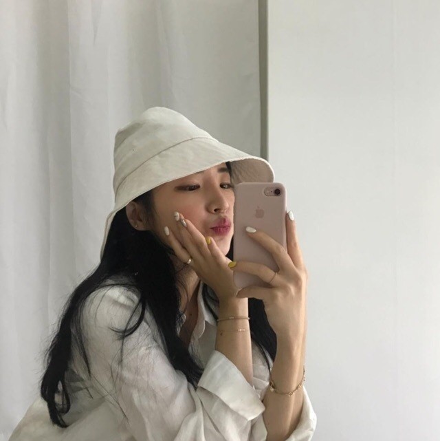 圓臉的女生們,可能會認為戴帽子會更顯臉大頭大,但其實紳士帽或是漁夫帽這些款寬闊的帽邊,能拉長臉部線條,把你的臉顯小!