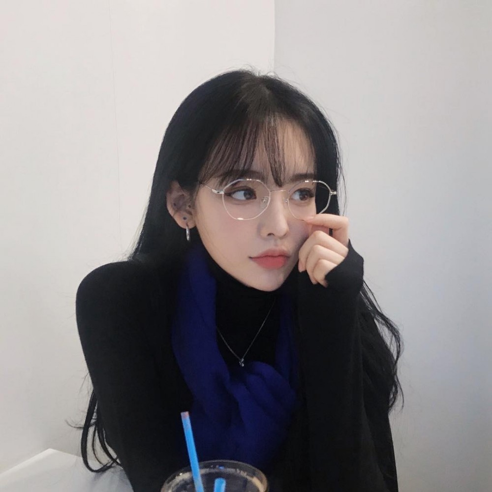 帶眼鏡後膚色會比平時顯暗沉，尤其是眼鏡鼻托兩側位置，容易有壓痕、卡粉的情況！