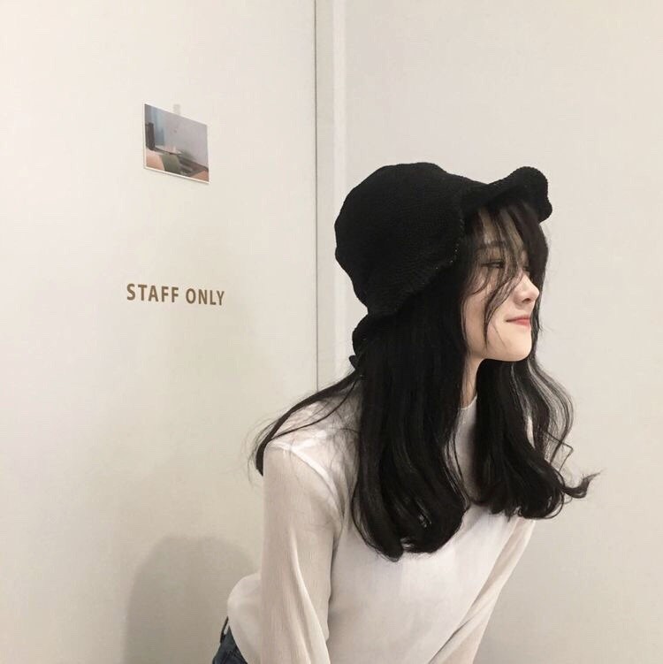 帽子往後仰角或側戴