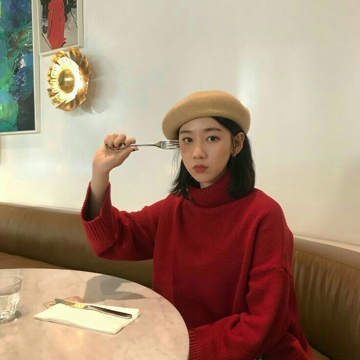 長臉的女生們,則要挑選能遮住額頭,縮小臉比例的帽子,例如棒球帽、偵探帽或是貝雷帽