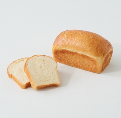 第三種是豆乳橄欖麵包(豆乳オリーブ食パン)使用到牛奶、豆乳與橄欖油等等,比起富士天然水麵包的色澤會更淡