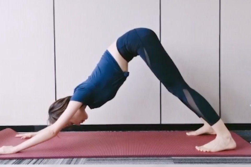 這時間應該就會感受小腿肌肉的拉伸,這個動作對於腿部有很好的伸展效果