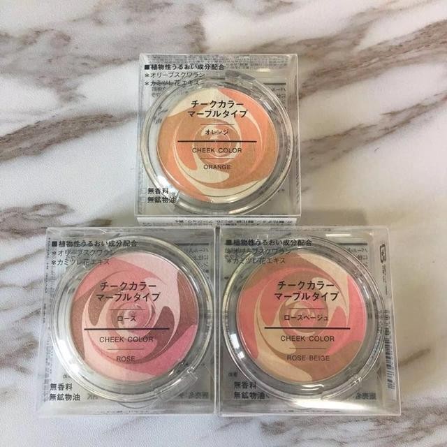 這款胭脂光是外形就已經吸引了大家前來搶購,這個花紋的設計夢幻感十足