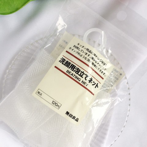 這款MUJI「潔面起泡網」有著雙層細密網格,此細小網洞可以將洗面乳快速製造出細軟綿密的泡沫