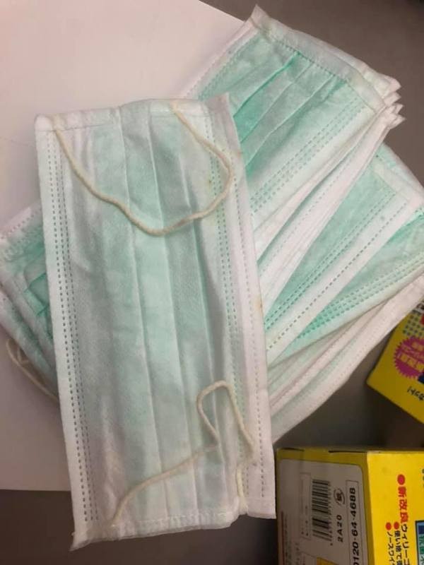 有不少網民也發相片分享了自己買到的口罩模樣,如口罩邊、耳繩有超明顯污積,令人感到嘔心