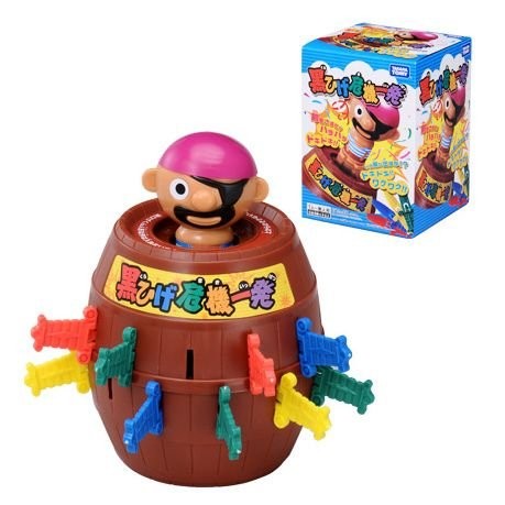 海盜桶是40多年前由日本公司TAKARA TOMY所製造,我們最常玩的玩法通常是拿劍戳飛海盜的人是「輸家」