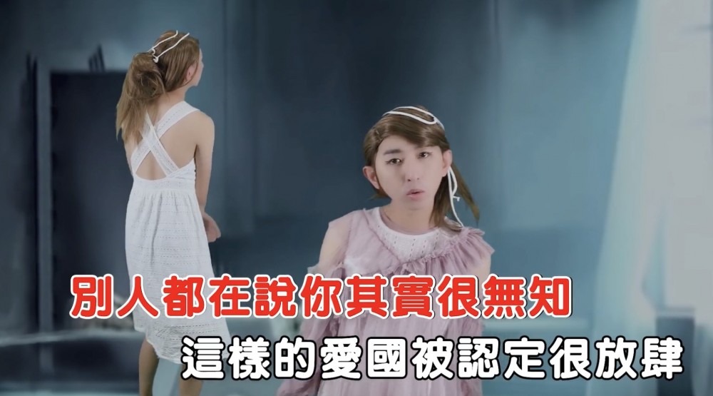 當兩人一起出現的合唱畫面,兩人也是沒有任何的互動,就如是各有各唱的合音,完美演繹出兩人不和的謠言及多年來的世紀恩怨